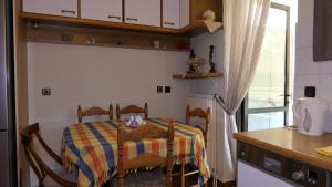 cocina con cama en la esquina de una habitación en Ioanna's Elegant Residence, Agia Paraskevi, en Atenas