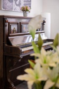 un viejo piano con flores delante en Home in Peterborough en Peterborough
