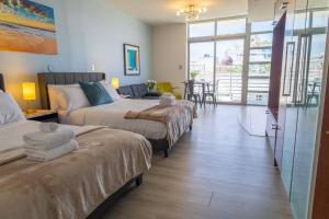 En eller flere senge i et værelse på Rooftop-Pool Suite on Ocean Dr C505 + 33 billeder