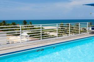 Swimmingpoolen hos eller tæt på Rooftop-Pool Suite on Ocean Dr C505