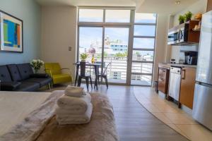 Køkken eller tekøkken på Rooftop-Pool Suite on Ocean Dr C505