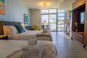 Et opholdsområde på Rooftop-Pool Suite on Ocean Dr C505