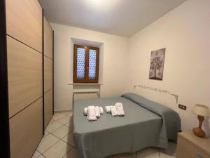 ein Schlafzimmer mit einem Bett mit Handtüchern darauf in der Unterkunft Casa Isidora in Acquaviva
