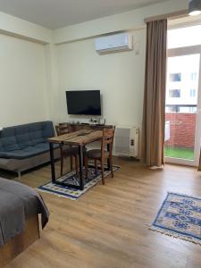 TV a/nebo společenská místnost v ubytování Tbilisi cozy apartment