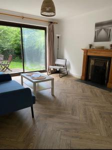 un soggiorno con camino e divano di Oasis a Buckinghamshire