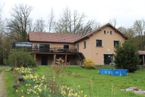 uma casa num campo com um quintal em Chambre d'hôtes Les Cinq Mésanges 