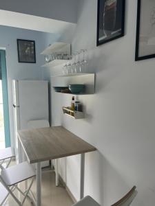 ママイア・ノルドにあるCasa de la Mareのキッチン(木製テーブル、冷蔵庫付)