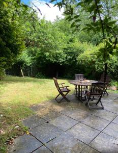 Buckinghamshire的住宿－Oasis，院子里的一张野餐桌和两把椅子