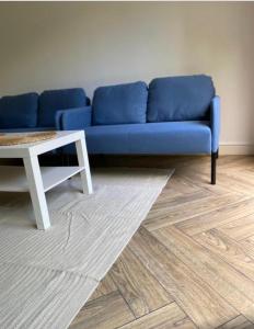 um sofá azul e uma mesa de centro numa sala de estar em Oasis em Buckinghamshire