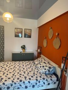 ママイア・ノルドにあるCasa de la Mareのオレンジ色の壁のベッドルーム1室(ベッド1台付)