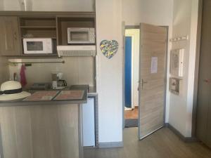 una pequeña cocina con encimera y encimera en Joli Appartement au Lagon bleu, en Fréjus