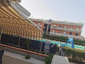 Bazén v ubytování Luna's House Fondachello nebo v jeho okolí
