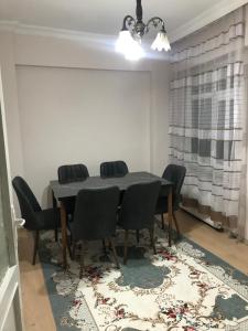 ein Esszimmer mit einem schwarzen Tisch und Stühlen in der Unterkunft Vintage Square apartment in Zeytinburnu in Istanbul