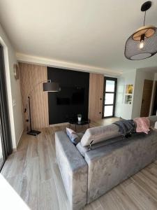 TV a/nebo společenská místnost v ubytování Maison cosy Allauch