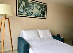 a bedroom with a bed and a painting on the wall at Encantador apartamento 2 habitaciones/ Cochera / Gimnasio in Lima