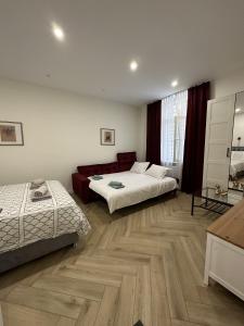 un salon avec deux lits et un canapé dans l'établissement La Dolce Vita Apartments Sarajevo, à Sarajevo