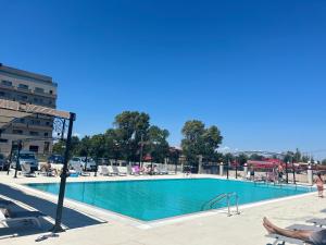 בריכת השחייה שנמצאת ב-Alessio Hotel Residence או באזור