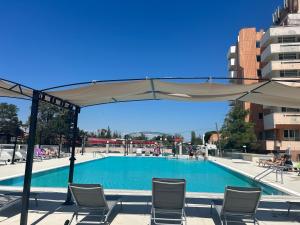 בריכת השחייה שנמצאת ב-Alessio Hotel Residence או באזור
