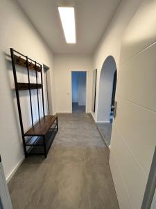 um corredor vazio com um banco num quarto em Appartment Florida Nähe Düsseldorf, Messe, HBF, City, Netflix, WIFI, HELIOS Hospital em Krefeld