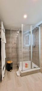 y baño con ducha y puerta de cristal. en Select-Home 4 Schwandorf - Geräumig - Küche - Netflix - Zentral en Schwandorf in Bayern