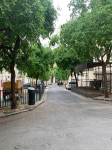 una calle con árboles al lado de una carretera en Appartement centre historique, en Montpellier