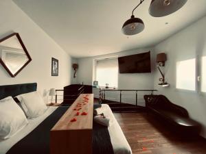 - un salon avec un lit et un canapé dans l'établissement Mieuxqualhotel jacuzzi privatif La retro, à Bordeaux