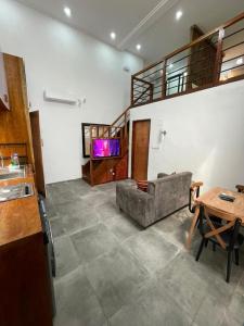 布拉薩維爾的住宿－Wowo Loft Residence，客厅配有沙发和桌子