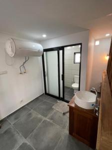 布拉薩維爾的住宿－Wowo Loft Residence，一间带水槽和卫生间的浴室