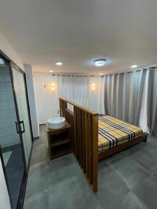 Wowo Loft Residence في برازافيل: غرفة نوم بسرير ومغسلة ودش