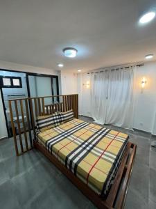 Wowo Loft Residence في برازافيل: غرفة نوم بسرير كبير في غرفة