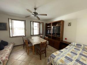 Schlafzimmer mit Esstisch und Bett in der Unterkunft Casa Corbatto Family Apartment in Grado in Grado + 2 Fotos