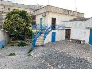 マルティナ・フランカにあるCasa della Nonnaの前方に青い階段がある古い建物