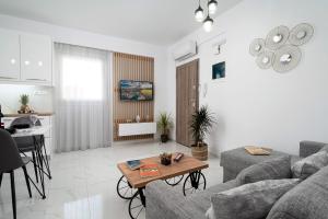 una sala de estar con un sofá y una mesa en Amersa Luxury Apartment, en Heraclión
