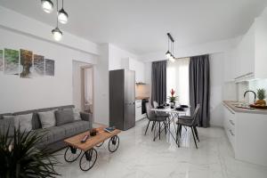 una sala de estar con un sofá y una mesa en Amersa Luxury Apartment, en Heraclión