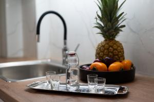 bandeja con vasos y piña en la encimera de la cocina en Amersa Luxury Apartment, en Heraclión 56 fotos más