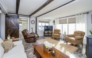 sala de estar con muebles de cuero y TV en Atlantic Shores Retreat, en Port Dufferin