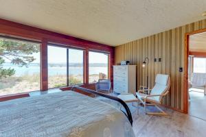 沃德波特的住宿－Bayside，一间卧室配有一张床,享有海景