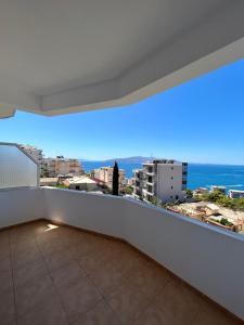 balcón con vistas al océano en Shehu's Apartments, en Sarandë