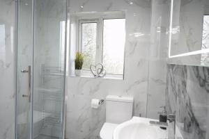 y baño con aseo, lavabo y ducha. en Ricoh Arena/Newly Refurbished Semi-Detached House, en Exhall