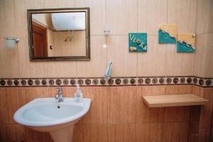 ein Badezimmer mit Waschbecken und Spiegel in der Unterkunft Apartament near the center of city 2 in Vlorë + 10 Fotos