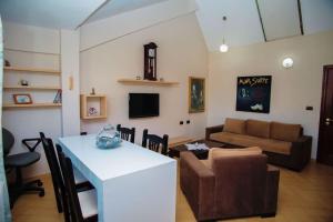 ein Wohnzimmer mit Sofa und Tisch in der Unterkunft Apartament near the center of city 2 in Vlorë