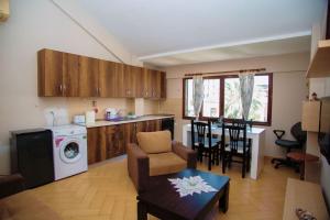 ein Wohnzimmer mit einer Küche und ein Wohnzimmer mit einem Tisch in der Unterkunft Apartament near the center of city 2 in Vlorë