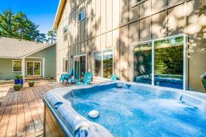 Πισίνα στο ή κοντά στο Pine Beach Family Retreat