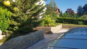 Vonkajšia záhrada v ubytovaní Ferienwohnung mit Pool an der Apfelstraße