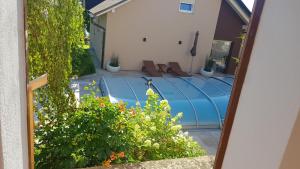 Bazén v ubytovaní Ferienwohnung mit Pool an der Apfelstraße alebo v jeho blízkosti