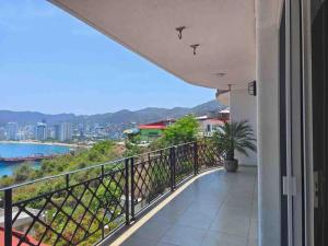 einen Balkon eines Hauses mit Meerblick in der Unterkunft BRISAS GUITARRON in Acapulco