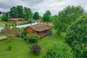 eine Aussicht auf eine Blockhütte im Hof in der Unterkunft Cozy Brookville Home with Fire Pit and Deck! in Brookville