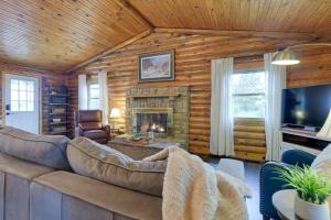 ein Wohnzimmer mit einem Sofa und einem Kamin in der Unterkunft Cozy Brookville Home with Fire Pit and Deck! in Brookville