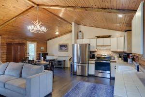 Η κουζίνα ή μικρή κουζίνα στο Cozy Brookville Home with Fire Pit and Deck!