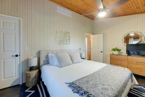 Schlafzimmer mit einem Bett und einem Flachbild-TV in der Unterkunft Cozy Brookville Home with Fire Pit and Deck! in Brookville